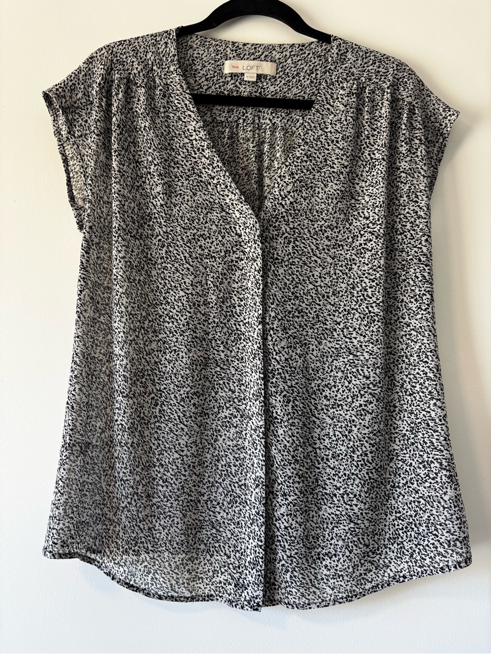 Ann Taylor LOFT Black & White Leopard Print V-Neck Cap Sleeve Blouse - Medium